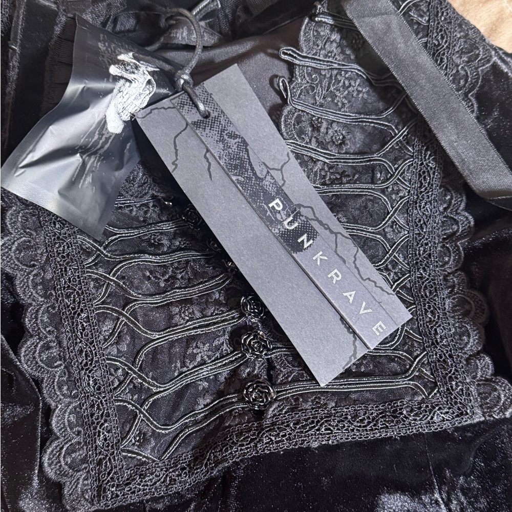 Gothic velvet dress with bell sleeves - Picture 5 of 6